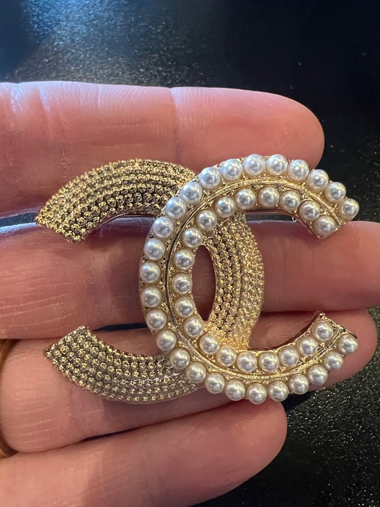 CHANEL Jewelry - CHANEL Gold-Tone Double C Brooch with Pearl Trim